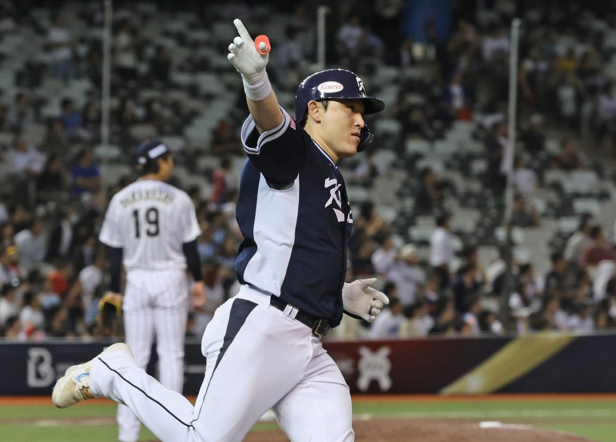 15일(현지시간) 오후 대만 타이베이시 타이베이돔에서 열린 2024 WBSC 프리미어12 B조 예선 대한민국과 일본의 경기, 4회초 대한민국 공격 1사 상황에서 솔로홈런을 친 대한민국 박동원이 세리머니를 하며 홈을 향해 달리고 있다. 2024.11.15 뉴스1