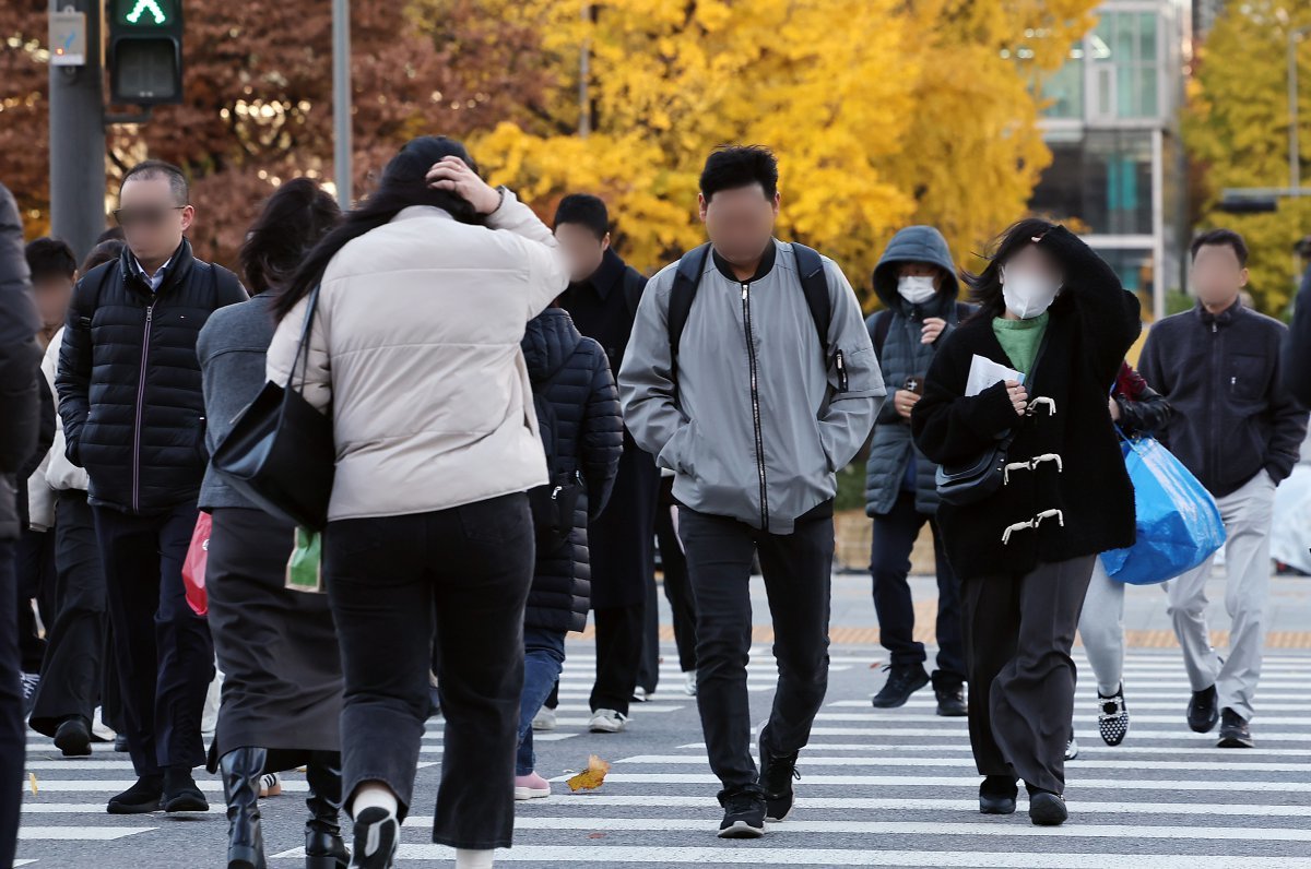 서울 지역 아침 최저 기온이 올가을 들어 처음으로 영하권까지 떨어지며 추운 날씨를 보인 18일 오전 서울 세종대로 광화문사거리에서 두터운 옷차림을 한 시민들이 발걸음을 옮기고 있다. 2024.11.18 뉴스1