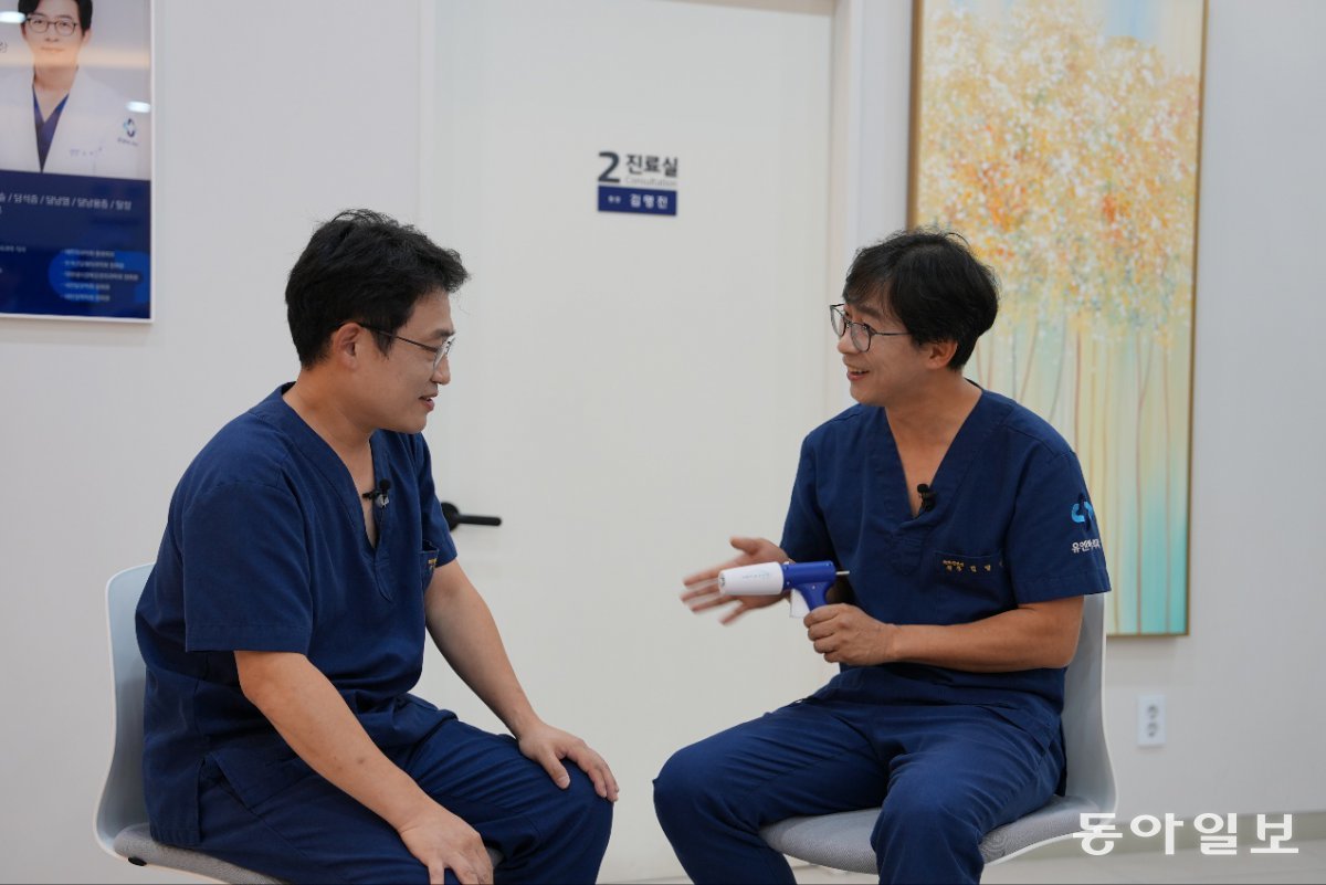 유엔비외과의원 외과 이승근 원장(왼쪽)과 외과 김명진 원장이 하지정맥류 치료기기 베나실에 대해 이야기를 나누고 있다. 이진한 의학전문기자·의사 likeday@donga.com