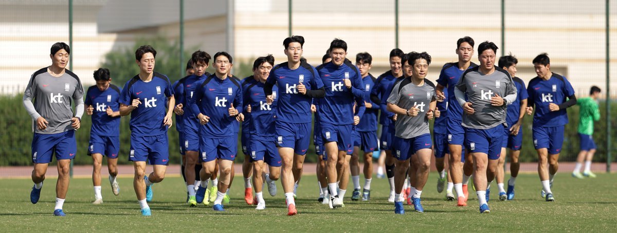 ‘손’ 필두로… 한국 축구 대표팀은 19일 요르단 암만에서 열리는 팔레스타인과의 경기에서 2026 북중미 월드컵 아시아 3차 예선 5연승에 도전한다. 주장 손흥민(왼쪽에서 일곱 번째)을 비롯한 선수들이 요르단으로 이동하기 전인 17일에 쿠웨이트에서 훈련하는 모습. 대한축구협회 제공