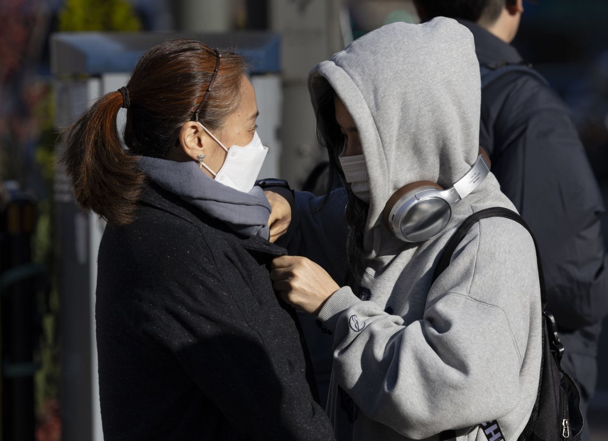 추운 가을 날씨를 보인 18일 서울 중구 세종대로에서 한 모녀가 서로 옷을 여며주고 있다. 2024.11.18.[서울=뉴시스]