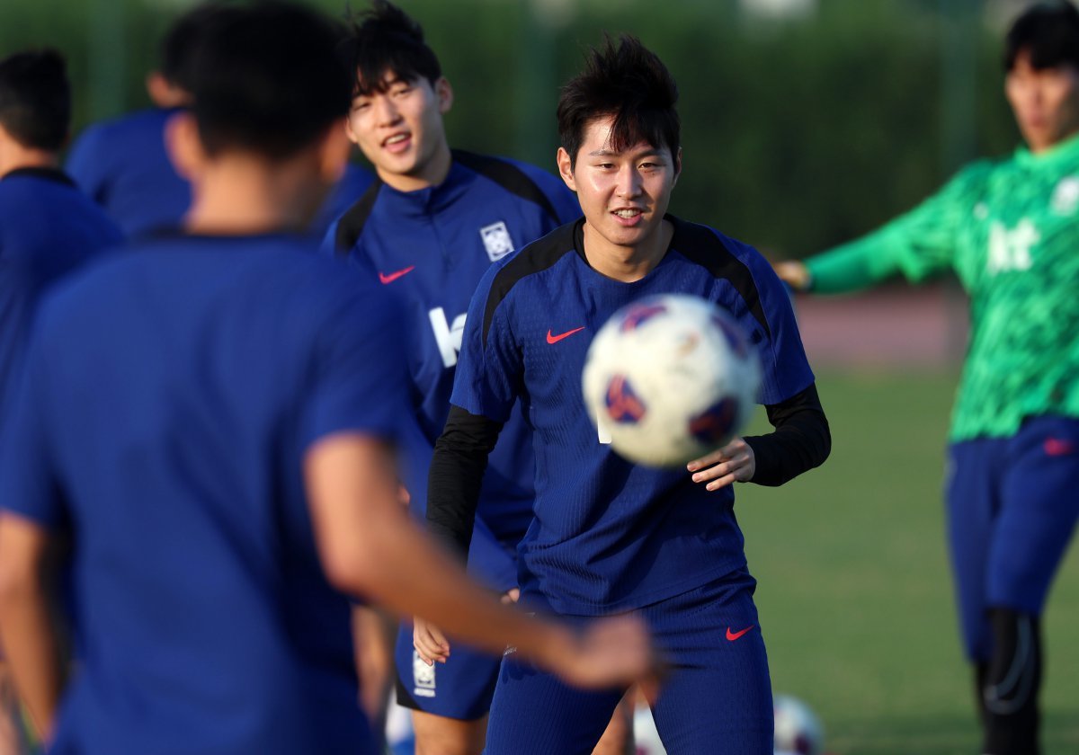 축구 대표팀 이강인이 16일 오후(현지시각) 쿠웨이트 자베르 알아흐마드 국제경기장 인근 보조구장에서 훈련을 하고 있다. 2024.11.16.  [쿠웨이트시티(쿠웨이트)=뉴시스]