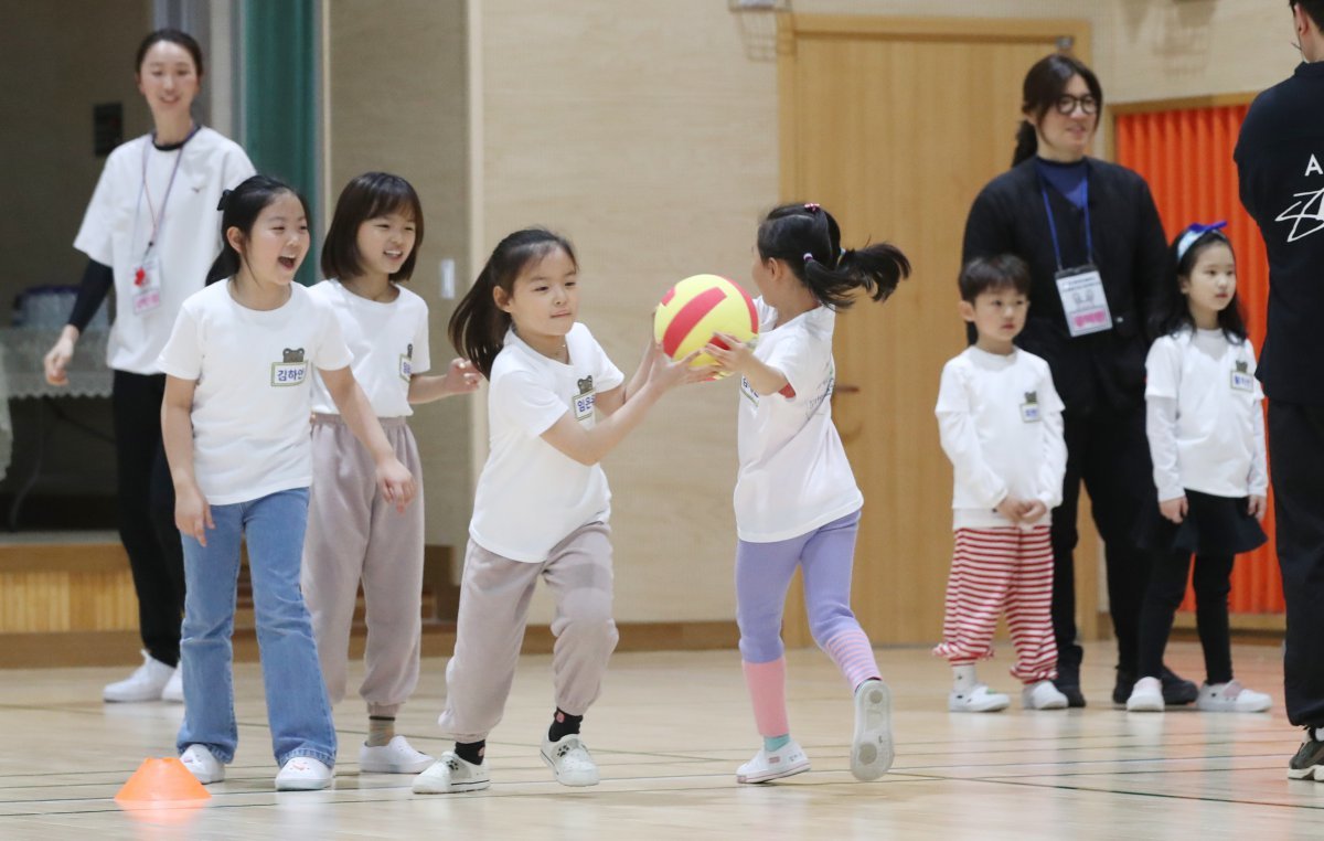 아이들이 늘봄학교 체육프로그램으로 배구 수업을 받고 있다. /뉴스1