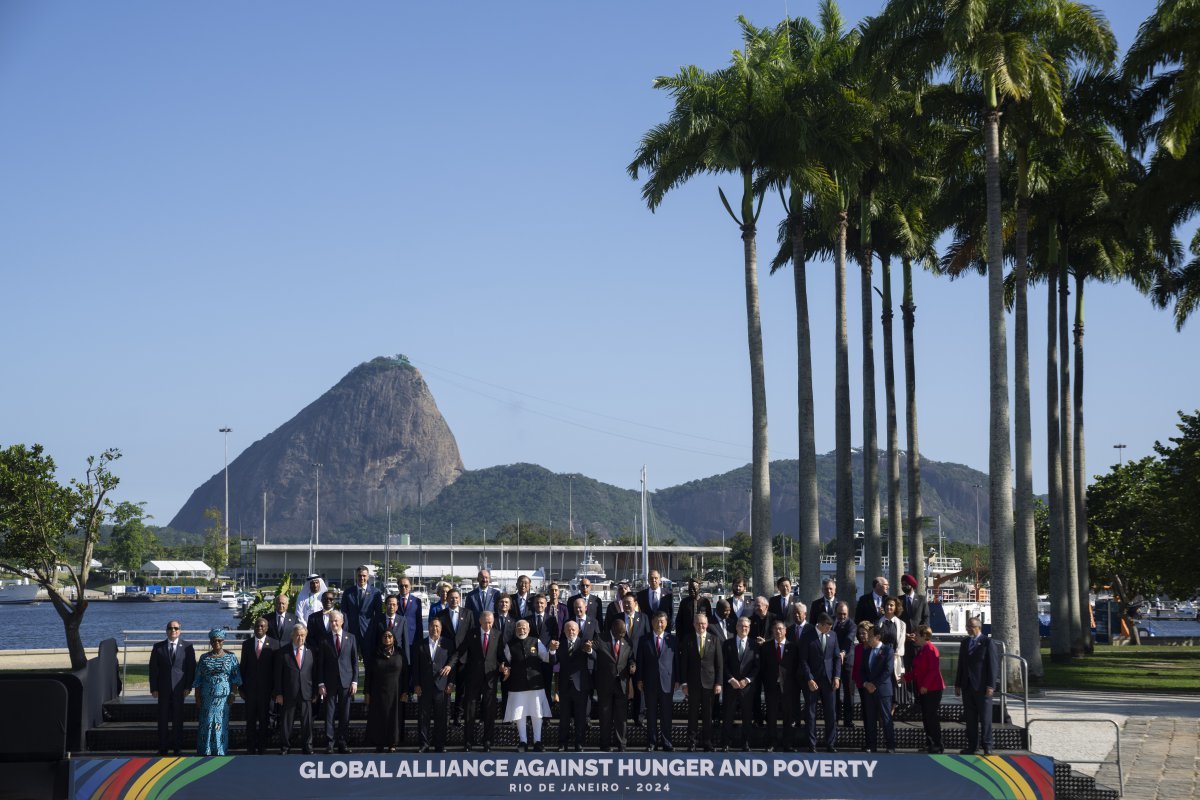 G20 정상들이 18일(현지시간) 브라질 리우데자네이루에서 조 바이든 대통령, 저스틴 트뤼도 캐나다 총리, 조르지아 멜로니 이탈리아 총리 없이 단체 사진을 찍기 위해 포즈를 취하고 있다. AP 뉴시스