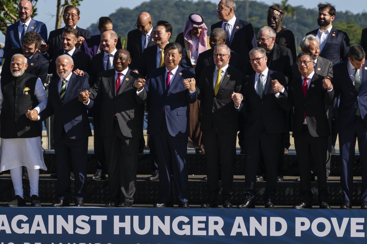 G20 정상들이 18일(현지시간) 브라질 리우데자네이루에서 조 바이든 대통령 없이 단체 사진을 찍기 위해 포즈를 취하고 있다. AP 뉴시스