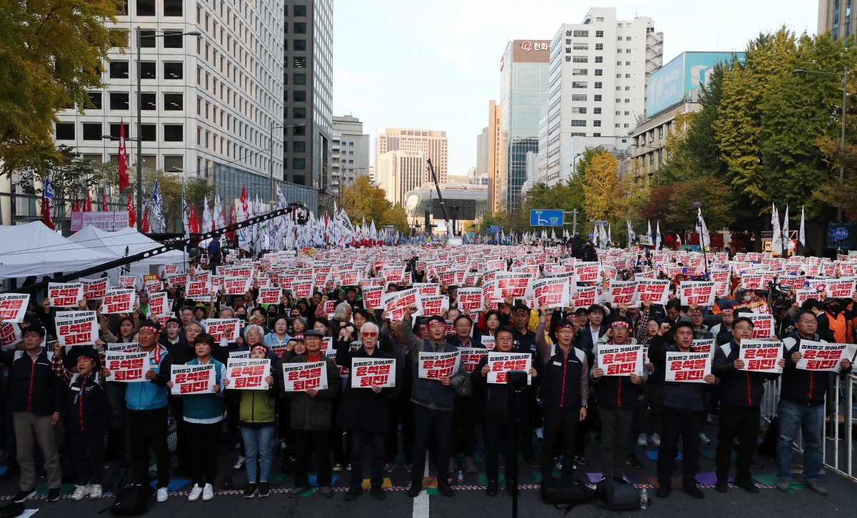 민주노총 노조원들이 9일 오후 서울 세종대로에서 열린 ‘민주노총, 참지말고 몰아내자! 윤석열정권 퇴진! 2024 전태일열사 정신계승 전국노동자대회 · 1차 퇴진총궐기대회’에서 구호를 외치고 있다. 2024.11.9./뉴스1