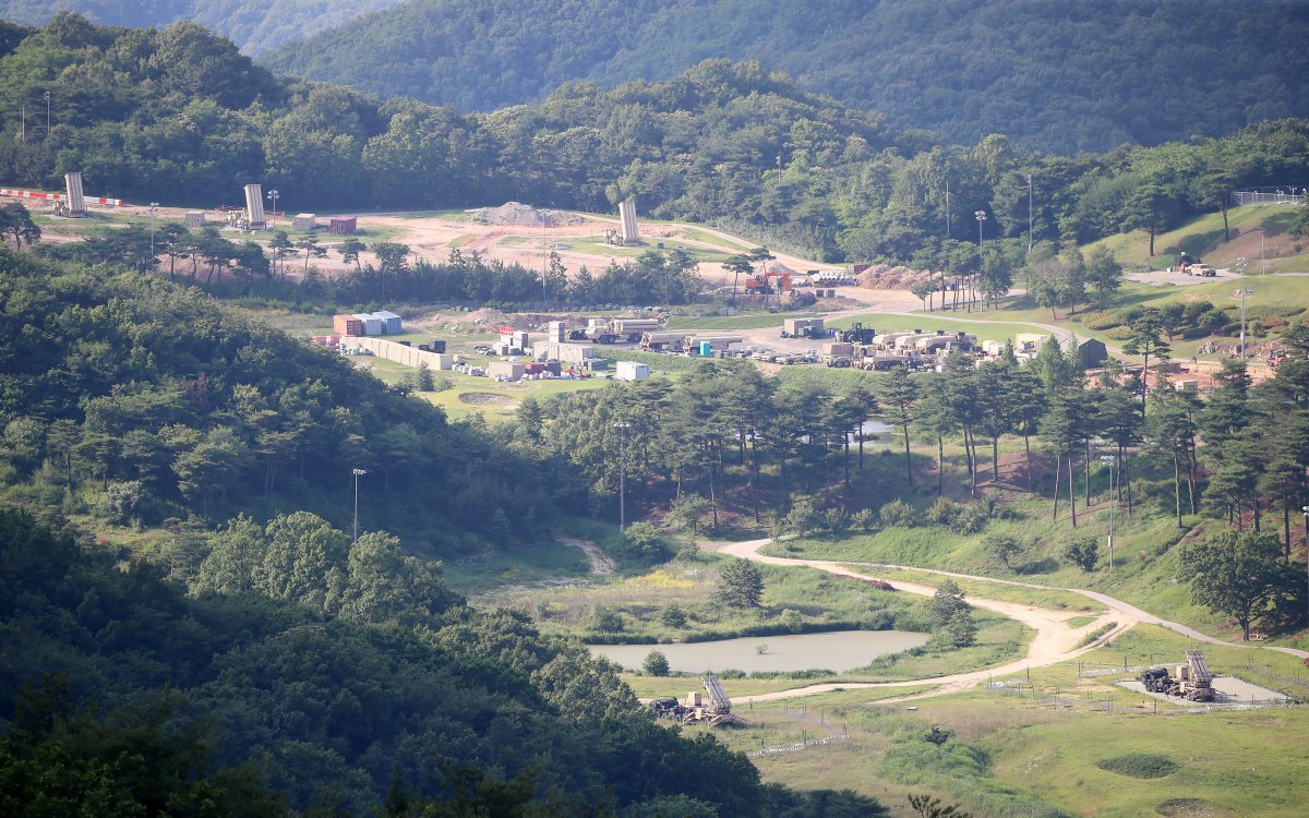 경북 성주군 주한미군 고고도미사일방어체계(THAAD·사드) 기지에 발사대가 기지 상공을 향해 세워져 있다. 2023.6.22/뉴스1