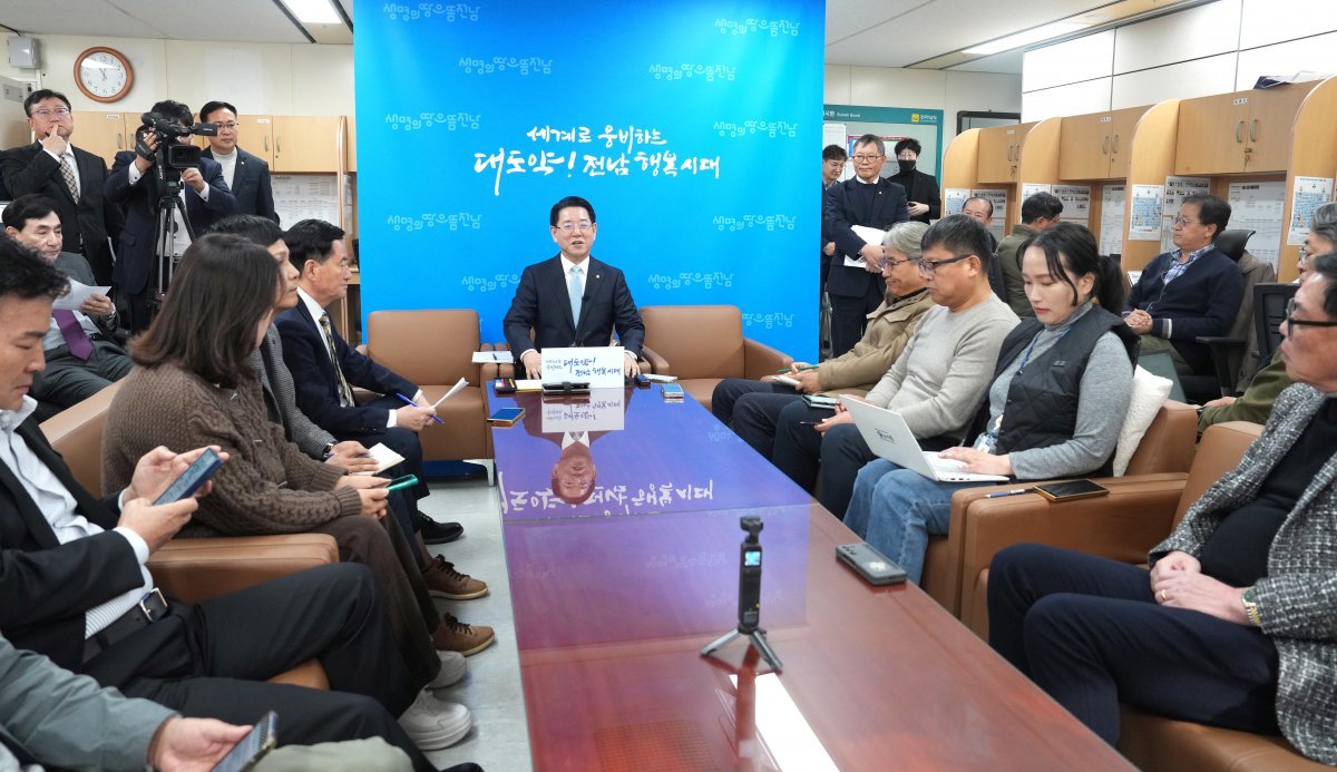 김영록 전라남도지사가 18일 도청 기자실에서 기자간담회를 갖고 국립대학교인 목포대학교와 순천대학교가 전남 지역 숙원인 의과대학 설립을 위해 대학 통합과 통합 의대 추진에 극적으로 합의한 것과 관련 브리핑하고 있다.2024.11.18/전남도 제공