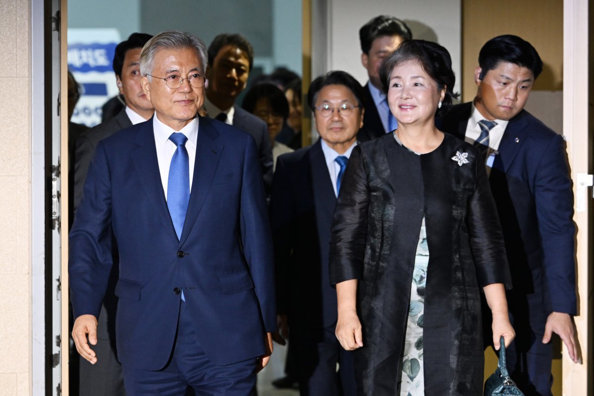 문재인 전 대통령과 김정숙 여사가 19일 오후 광주 서구 김대중컨벤션센터에서 열린 9·19평양공동선언 6주년 광주 평화회의 ‘평화, 가야 할 그날’ 행사에 참여하고 있다. 2024.09.19. 뉴시스