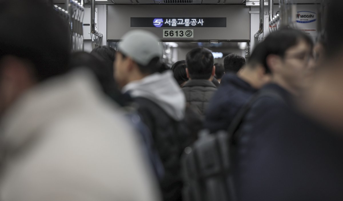 19일 서울 마포구 지하철 5호선 애오개역에서 시민들이 지하철을 이용하고 있다.  2024.11.19. 뉴시스