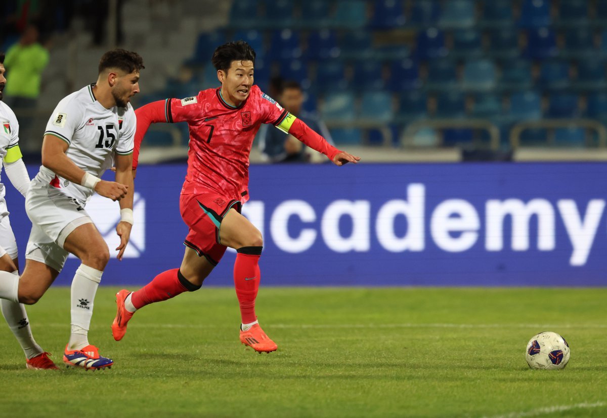 19일 오후(현지시각) 요르단 암만 국제 경기장에서 열린 2026 국제축구연맹(FIFA) 북중미 월드컵 아시아 3차 예선 B조 6차전 한국과 팔레스타인의 경기 후반전, 한국 손흥민이 돌파를 하고 있다. 암만=뉴시스