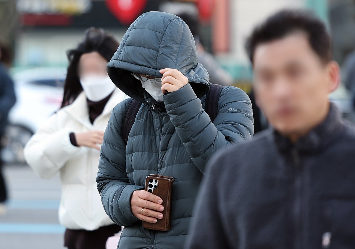 서울 지역 아침 최저 기온이 올가을 들어 처음으로 영하권까지 떨어지며 추운 날씨를 보인 18일 오전 서울 세종대로 광화문사거리에서 두터운 옷차림을 한 시민이 발걸음을 옮기고 있다. 2024.11.18 뉴스1