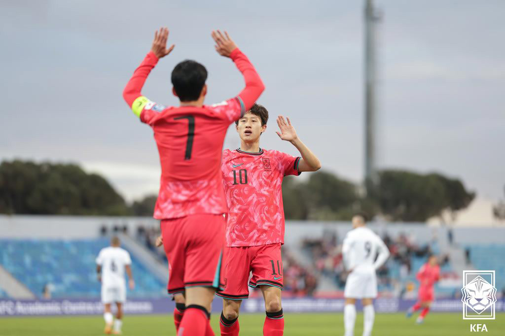 19일 오후(한국시간) 요르단 암만 국제경기장에서 열린 2026 북중미 월드컵 아시아지역 3차 예선 B조 6차전 팔레스타인과 대한민국의 경기에서 손흥민이 동점골을 성공시킨 뒤 이재성과 기쁨을 나누고 있다. (대한축구협회 제공) 2024.11.19