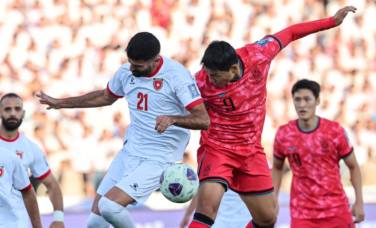 10일(현지시간) 요르단 암만 국제경기장에서 열린 2026 국제축구연맹(FIFA) 북중미 월드컵 아시아 3차 예선 B조 3차전 대한민국과 요르단의 경기, 대한민국 주민규가 헤딩슛을 시도하고 있다. 2024.10.10 뉴스1