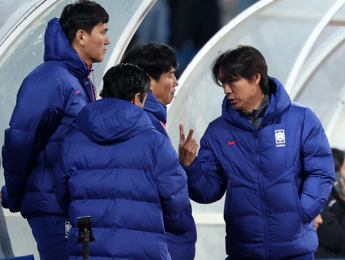 19일 오후(현지시각) 요르단 암만 국제 경기장에서 열린 2026 국제축구연맹(FIFA) 북중미 월드컵 아시아 3차 예선 B조 6차전 한국과 팔레스타인의 경기 후반전, 한국 홍명보 감독이 코치진과 대화를 하고 있다. 2024.11.20 암만(요르단)=뉴시스