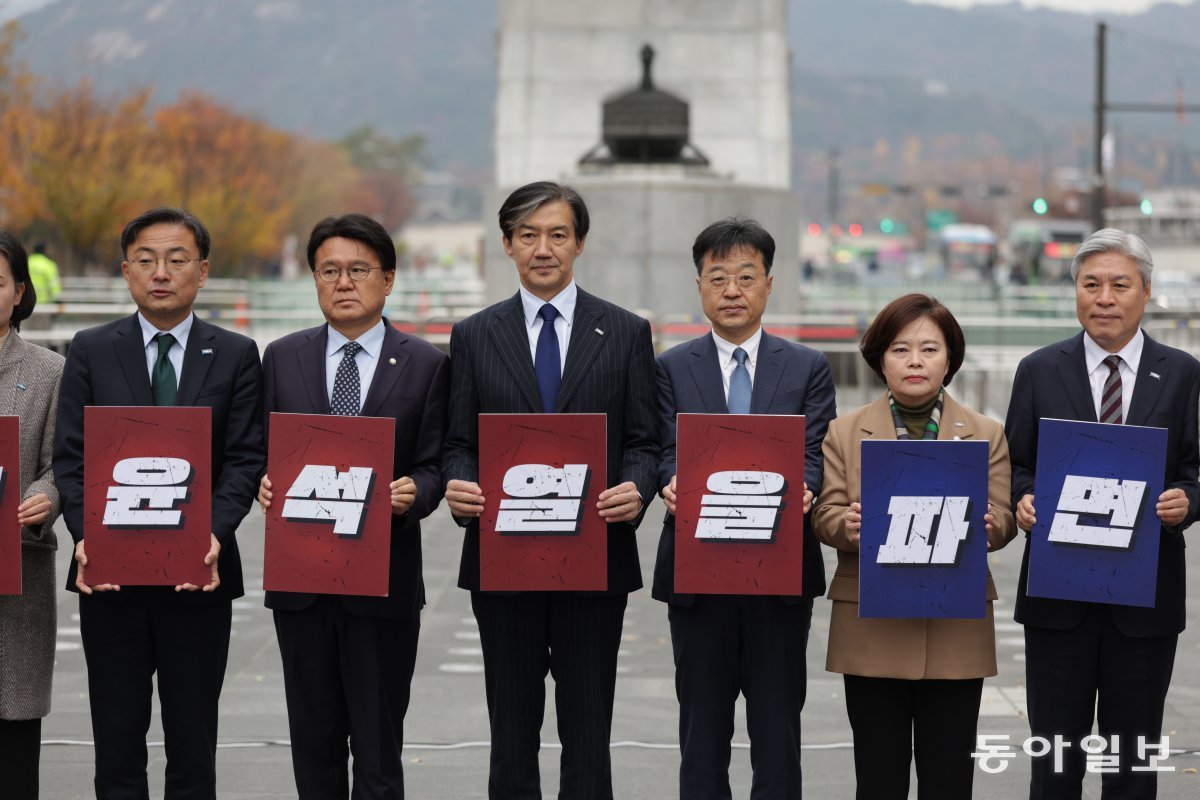 조국혁신당 조국 대표가 20일 오전 서울 종로구 광화문광장 이순신 장군 동상 앞에서 당 관계자들과 윤석열 대통령 탄핵소추안 초안 공개 기자회견을 열고 있다. 박형기 기자 oneshot@donga.com