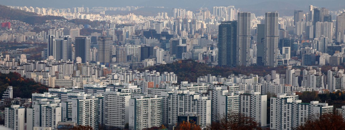 서울 아파트 가격이 큰 폭으로 오르면서 내년 강남권 아파트 보유세가 올해보다 20~30% 상승할 것으로 전망된다. 19일 한국부동산원에 따르면 올해 9월까지 서울 아파트 실거래가 지수는 8.1% 올랐다. 9월 지수가 하락했고 12월까지 하락세가 이어져도 작년보다 아파트 공시가격이 올라 보유세는 상승분 만큼 높아질 수 있다. 19일 서울 시내 아파트단지의 모습. 2024.11.19.[서울=뉴시스]