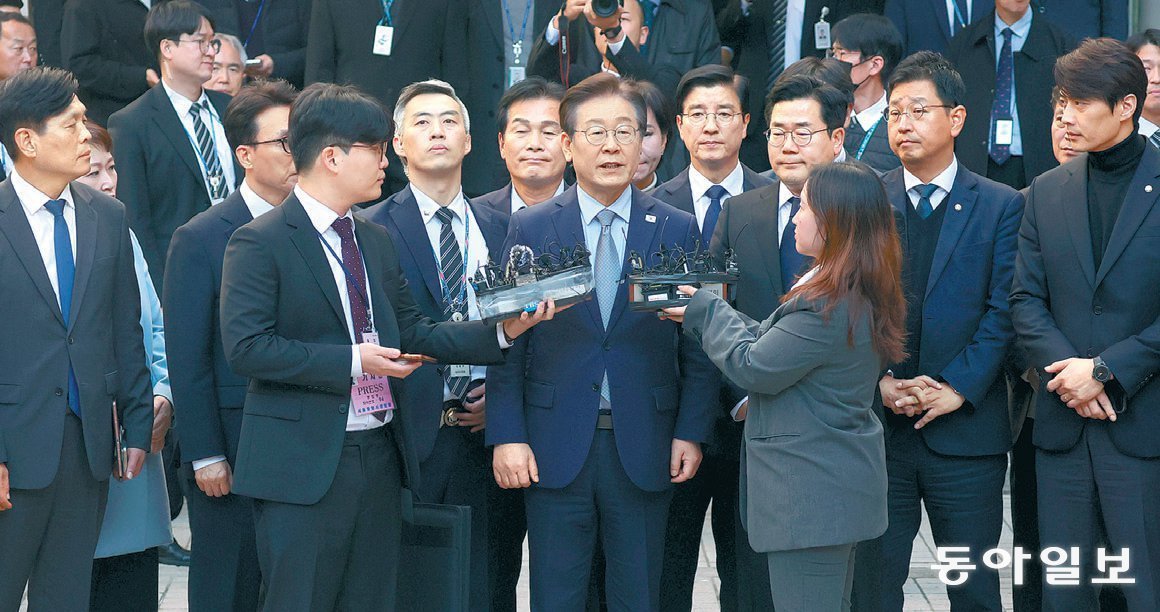 더불어민주당 이재명 대표(가운데)가 15일 오후 서울 서초구 서울중앙지법에서 열린 공직선거법 위반 재판 1심 선고가 끝난 뒤 입장을 밝히고 있다. 징역 1년에 집행유예 2년을 선고받은 이 대표는 “현실의 법정은 아직 두 번 더 남아 있다”며 항소하겠다고 밝혔다. 박형기 기자 oneshot@donga.com