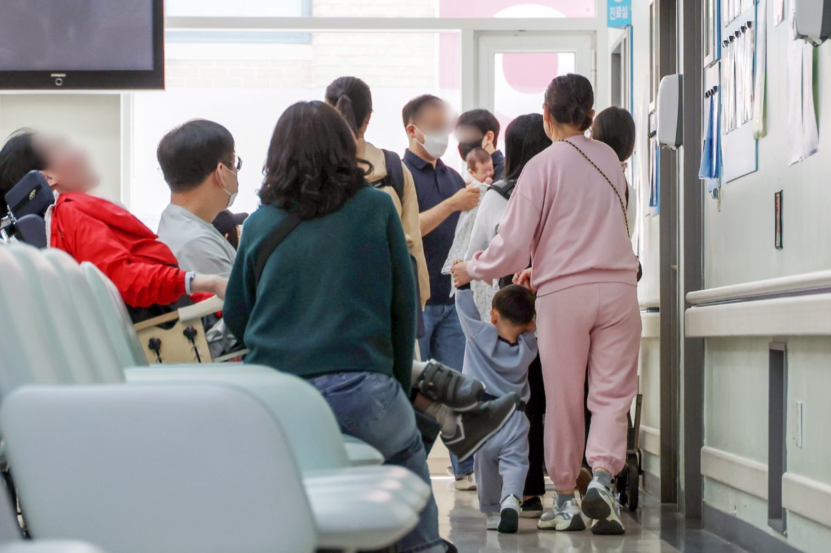 2급 감염병‘ 백일해가 역대급 확산세를 보이고 있다. 9일 서울의 한 대학병원 소아청소년과에서 어린이 환자와 보호자들이 진료를 기다리고 있다. 2024.5.9/뉴스1