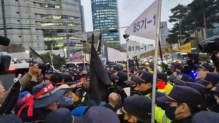 전국농민회총연맹(전농) 소속 농민들이 20일 오후 행진 중 서울역 남대문경찰서 앞에서 멈춰 서서 경찰과 대치하고 있다. 2024.11.20/뉴스1