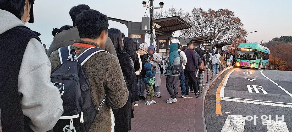 17일 오후 서울 남산 서울타워 버스 정류장에 버스를 기다리는 관광객들이 줄지어 서 있다. 최근 외국인 관광객이 급증하며 남산에 관광 인파가 몰리고 있다. 송진호 기자 jino@donga.com