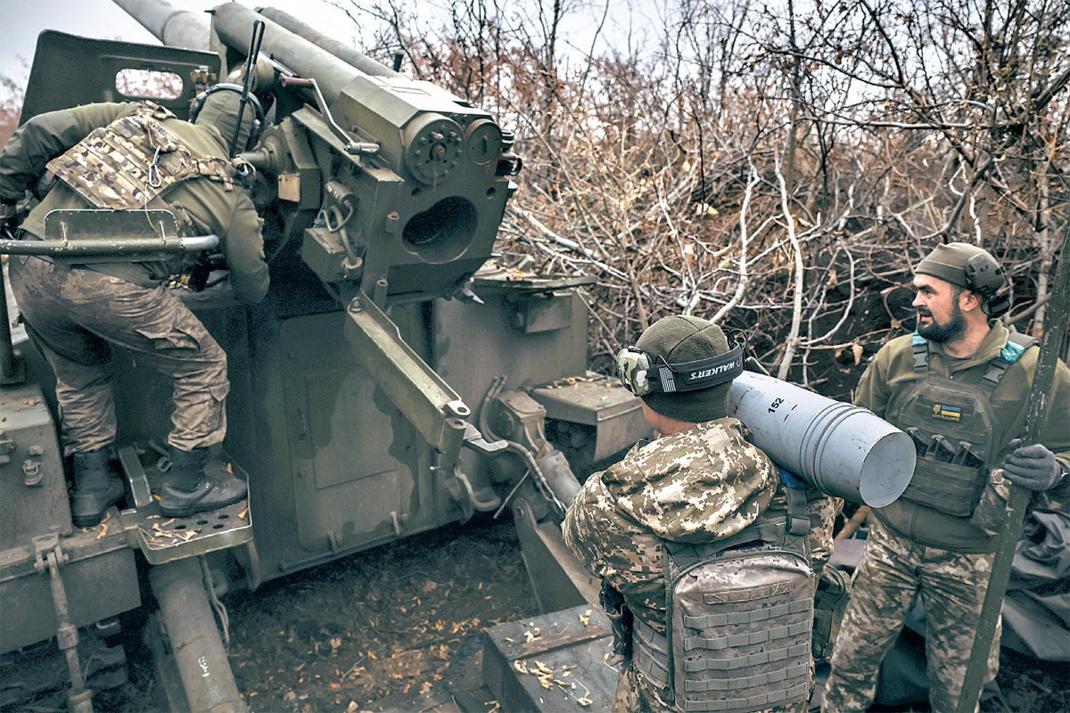 도네츠크주 전선의 우크라軍 18일(현지 시간) 우크라이나 동부 도네츠크주 전선에서 우크라이나군이 러시아 진지를 향해 152mm 자주포를 발사하고 있다. 도널드 트럼프 미국 대통령 당선인은 취임 즉시 우크라이나 전쟁을 중단시키겠다고 공언해 왔으나, 19일 우크라이나가 미국이 제공한 장거리 미사일로 러시아 본토를 공격하는 등 전쟁은 갈수록 격화되고 있다. 도네츠크=AP 뉴시스