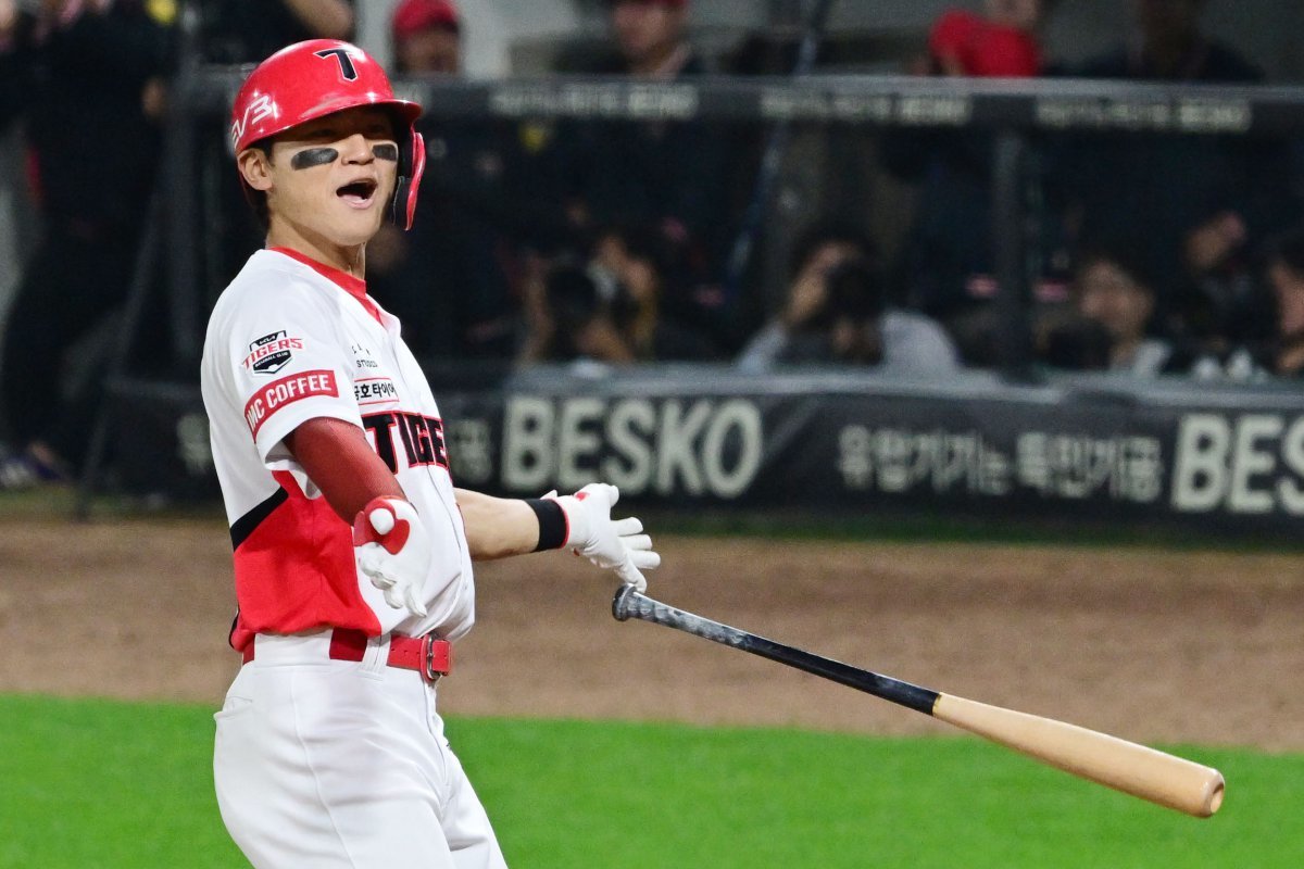 28일 광주 북구 광주-기아챔피언스필드에서 열린 2024 KBO 포스트시즌 한국시리즈 5차전 삼성 라이온즈와 KIA 타이거즈의 경기, 5회 말 2사 만루 상황에서 KIA 김도영이 상대 투수의 폭투 상황을 알리고 있다. 2024.10.28.뉴시스