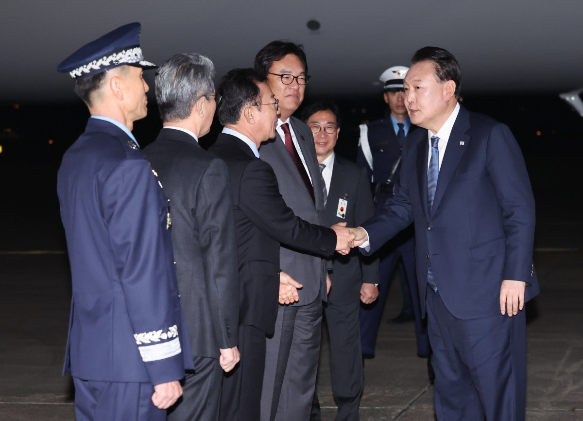 APEC 정상회의와 G20 정상회의 일정을 마친 윤석열 대통령이 21일 성남 서울공항을 통해 귀국해 공군 1호기에서 내려 환영 나온 홍철호 정무수석과 악수하고 있다.  성남=뉴시스