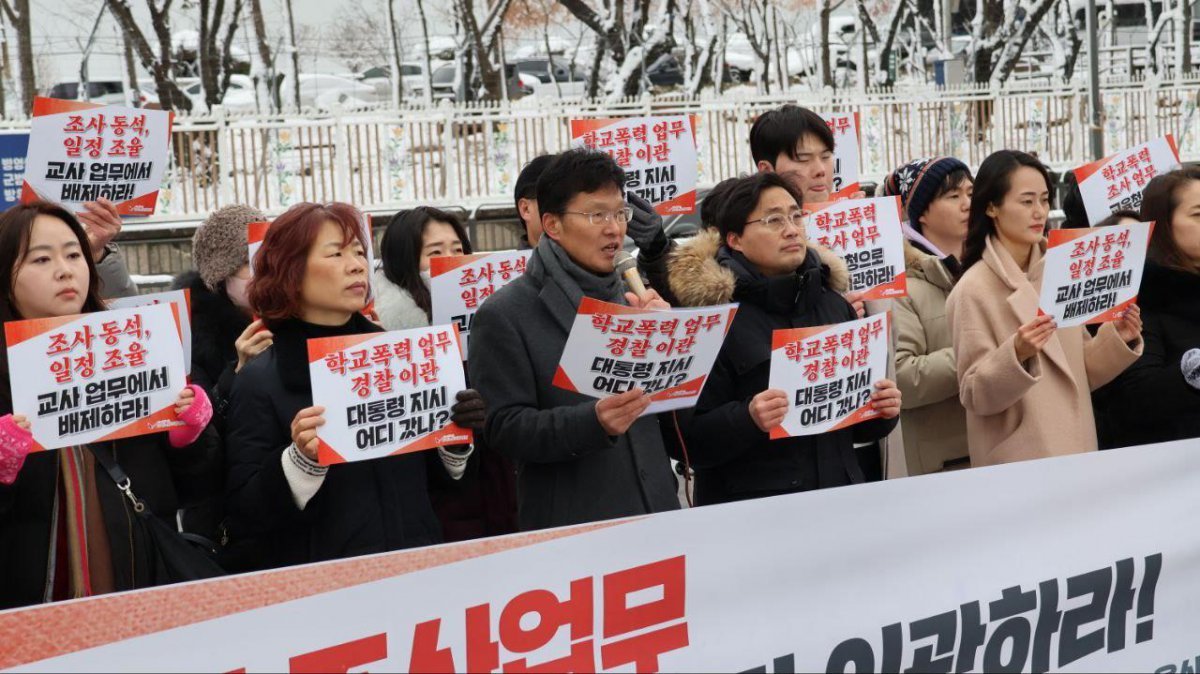 김용서 교사노동조합연맹 위원장이 22일 오전 용산 대통령실 앞에서 열린 ‘학교폭력전담조사관제 시행 관련 긴급설문 결과 발표 기자회견’에서 발언하고 있다. (교사노조 제공) 2024.2.22/뉴스1