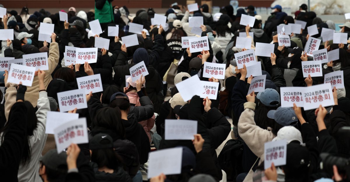 20일 서울 성북구 동덕여자대학교에서 열린 남녀공학 전환 관련 내용 논의 학생총회에서 참석 학생들이 남녀공학 전환 찬반 투표에서 반대 투표를 하고 있다. 2024.11.20. [서울=뉴시스]