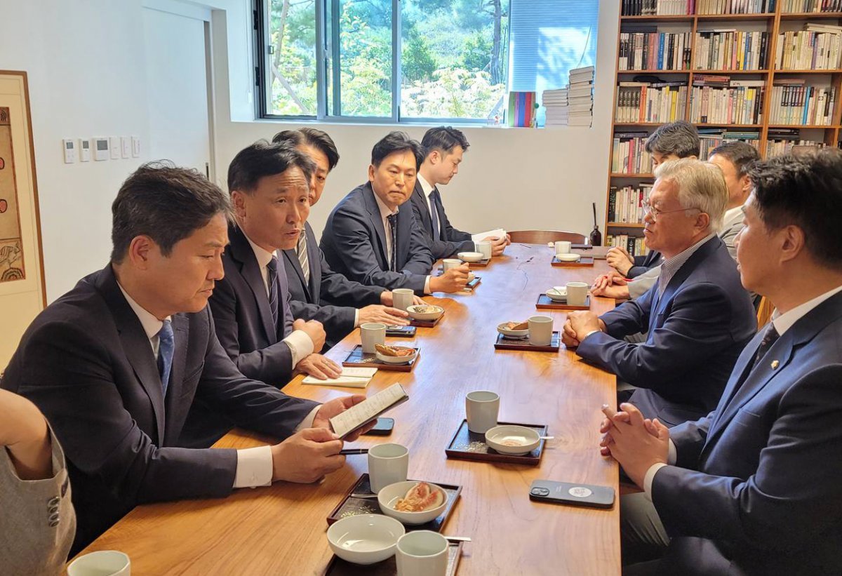 김영진 더불어민주당 전정권정치탄압대책위원장과 위원들이 23일 경남 양산시 하북면 평산마을을 찾아 문재인 전 대통령과 면담하고 있다.(더불어민주당 제공) 2024.9.23/뉴스1