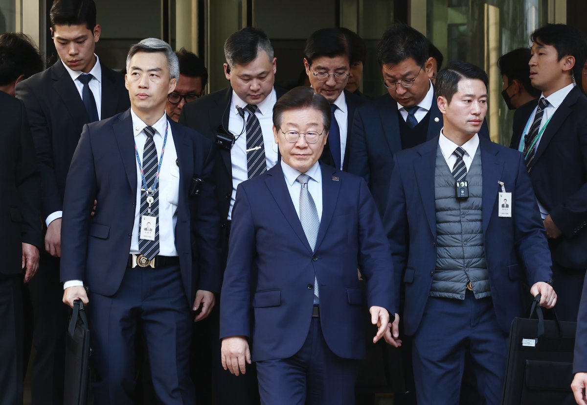 이재명 더불어민주당 대표가 15일 서울 서초구 서울중앙지방법원에서 열린 ‘공직선거법 위반’ 1심 선고 공판에서 징역 1년에 집행유예 2년을 선고받은 뒤 법정을 나서고 있다. 2024.11.15/뉴스1