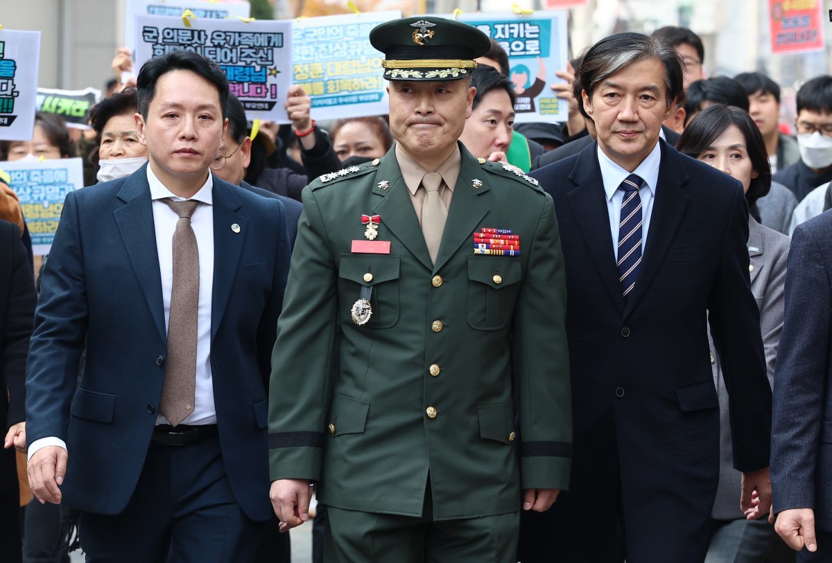 채 해병 순직사건 수사 이첩 관련 항명 및 상관명예훼손 혐의로 기소된 박정훈 전 해병대 수사단장(대령)과 조국 조국혁신당 대표가 21일 서울 용산구 중앙지역군사법원에서 열린 10차 공판에 앞서 가진 기자회견에 참석하고 있다. 2024.11.21/뉴스1