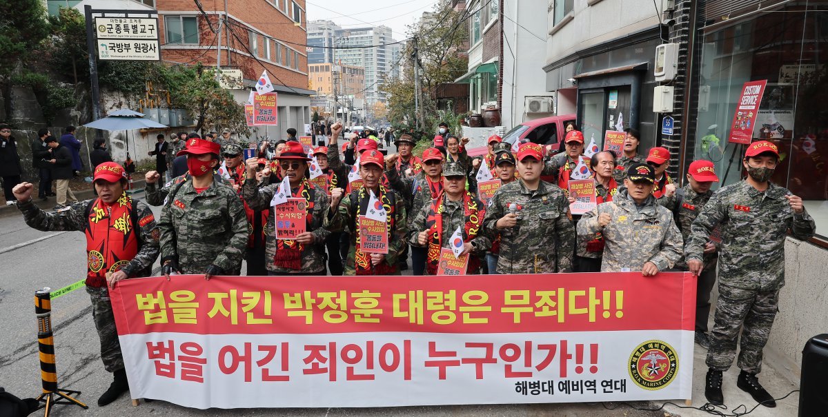 해병대예비역연대 회원들이 21일 서울 용산구 중앙지역군사법원에서 열린 박정훈 대령의 채 해병 순직사건 수사 이첩 관련 항명 및 상관명예훼손 관련 10차 공판에 앞서 가진 무죄 탄원 기자회견에서 구호를 외치고 있다. 2024.11.21/뉴스1 ⓒ News1