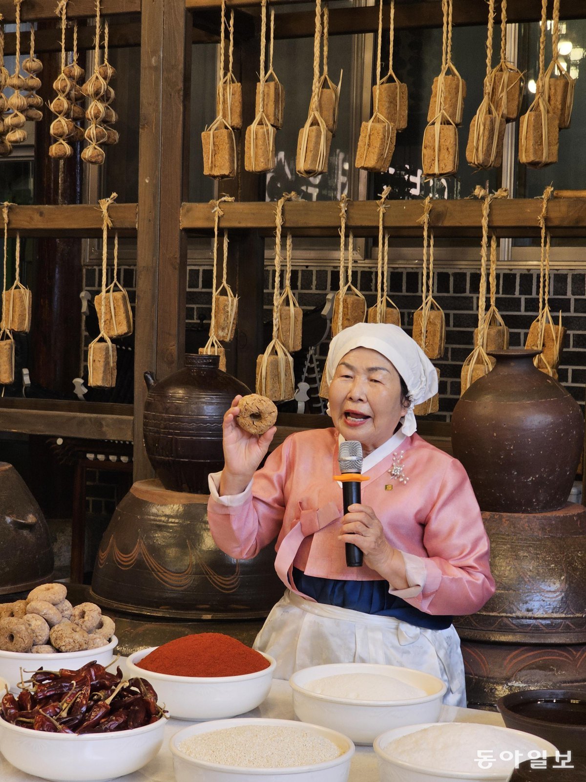 순창고추장 강순옥 명인이 고추장 담을 때 사용하는 떡메주에 대해 설명하고 있다. 전승훈 기자 raphy@donga.com