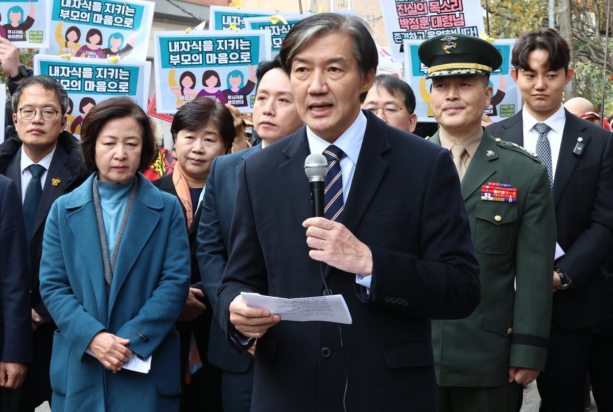 조국 조국혁신당 대표가 21일 서울 용산구 중앙지역군사법원에서 열린 채 해병 순직사건 수사 이첩 관련 항명 및 상관명예훼손 관련 10차 공판에 앞서 가진 기자회견에 참석해 발언하고 있다. 2024.11.21/뉴스1