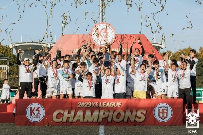 화성FC가 한국프로축구연맹에 회원 가입 신청서를 제출, 본격적으로 프로 무대에 뛰어든다. 대한축구협회 제공