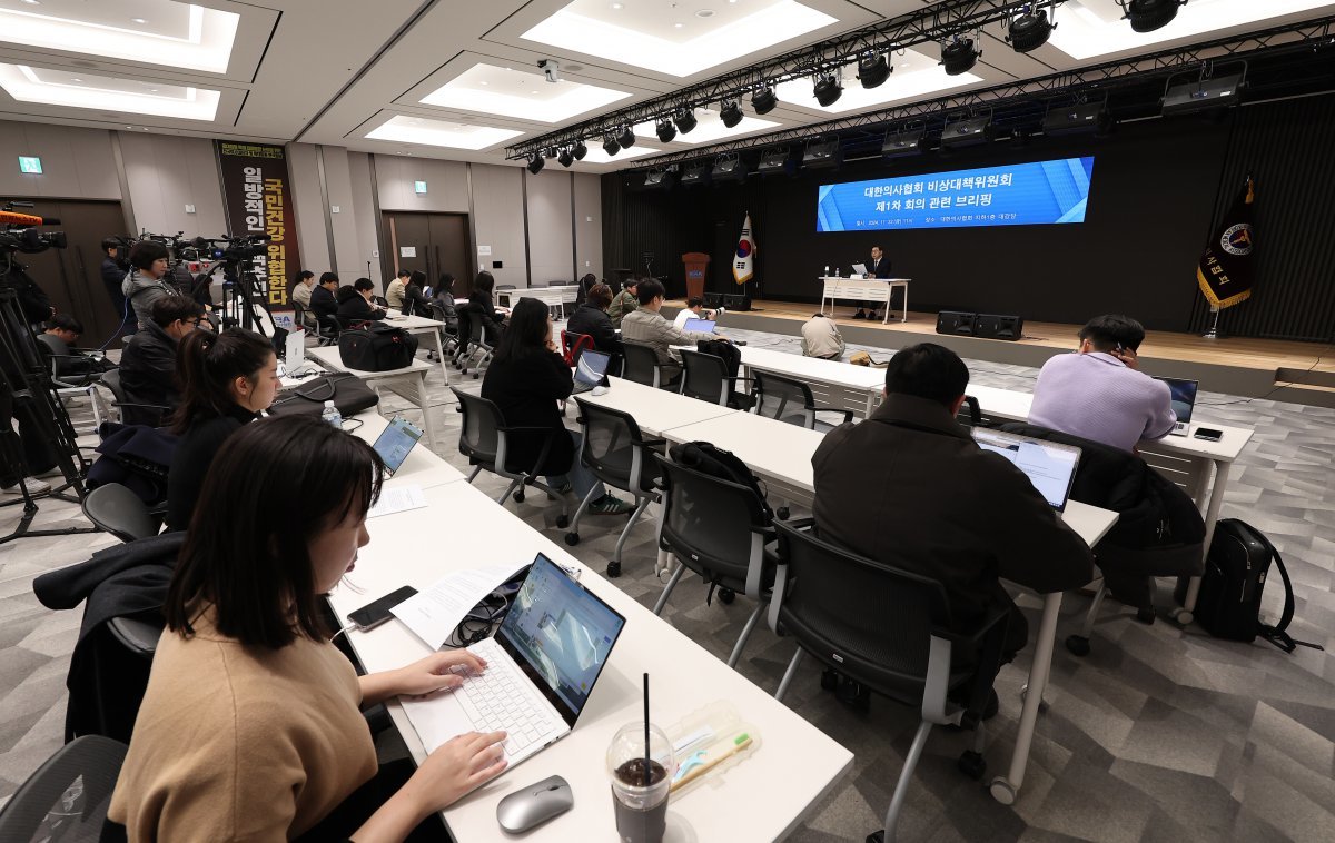 박형욱 대한의사협회 비상대책위원장이 22일 서울 용산구 의협회관 대강당에서 비상대책위원회 제1차 회의 관련 브리핑을 하고 있다. 전날 열린 비대위 1차 회의에서는 비대위원들의 상견례와 함께 비대위 운영 방향 등에 대한 논의가 이뤄졌다. 2024.11.22/뉴스1