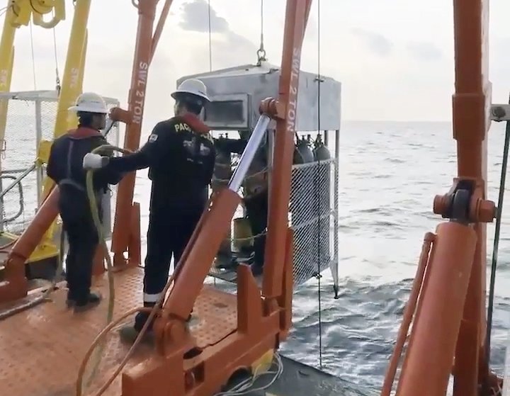 금성호 수색 작업 14일 차인 21일 오후 제주 비양도 해상에서 수심 90m 선체 수색을 위해 심해잠수사들이 수중 이송장비(LARS)를 통해 잠수하고 있다. 2024.11.22 제주지방해양경찰청 제공