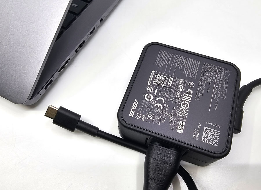 본체와 함께 제공되는 65W 용량의 USB-PD 어댑터 / 출처=IT동아