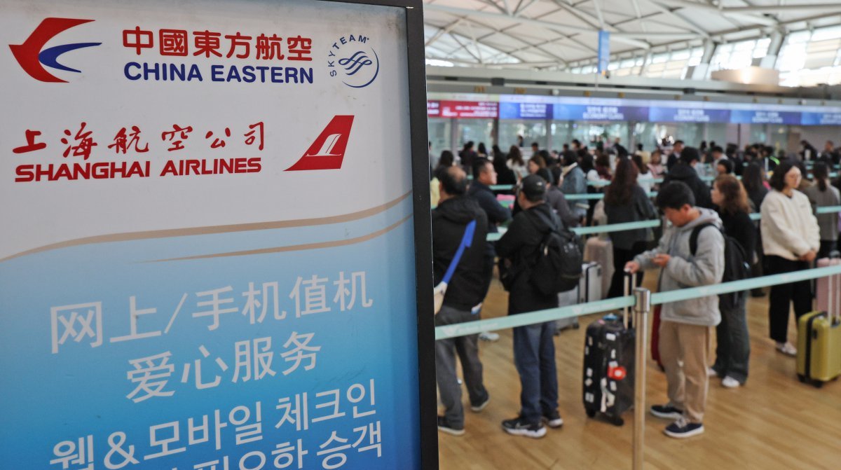 중국의 한국인 무비자 입국이 시행된 8일 오전 인천 중구 인천국제공항 1터미널 중국 항공사 체크인 카운터에 관광객이 줄을 서고 있다. 중국 정부는 지난 1일 한국 등 9개국의 일반 여권 소지자를 대상으로 내년 12월 31일까지 ‘일방적 무비자 정책’을 시행한다고 발표했다. 이에 따라 여행·관광, 친지·친구 방문, 환승 목적으로 15일 이내 기간 중국을 방문할 경우 비자를 발급받지 않아도 된다. 2024.11.8/뉴스1 ⓒ