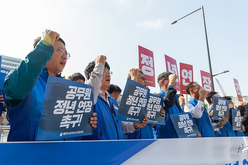 지난달 30일 서울 용산구 대통령실 앞에서 열린 대한민국공무원노조총연맹(공노총)의 ‘공무원 정년 연장 촉구 기자회견’ 모습. 공노총 측은 이날 “정부와 국회는 공무원 노동자들의 안정된 노후 보장을 위해 직종별 특수성을 감안한 정년 연장 논의에 당장 나서라”고 요구했다. 사진 출처 대한민국공무원노조총연맹 홈페이지