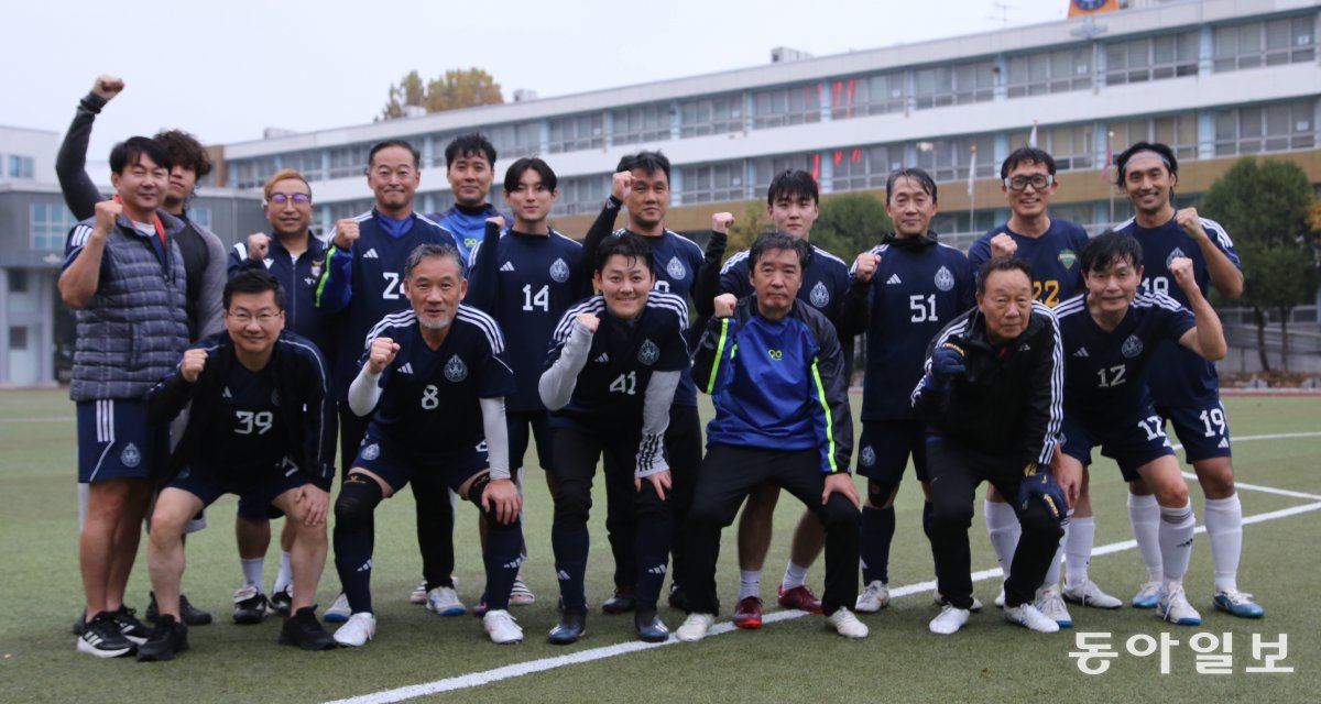 오경욱 서울 여의도고 동문 FC 감독(뒷줄 오른쪽에서 세 번째)이 회원들하고 파이팅을 외치고 있다. 양종구 기자 yjongk@donga.com