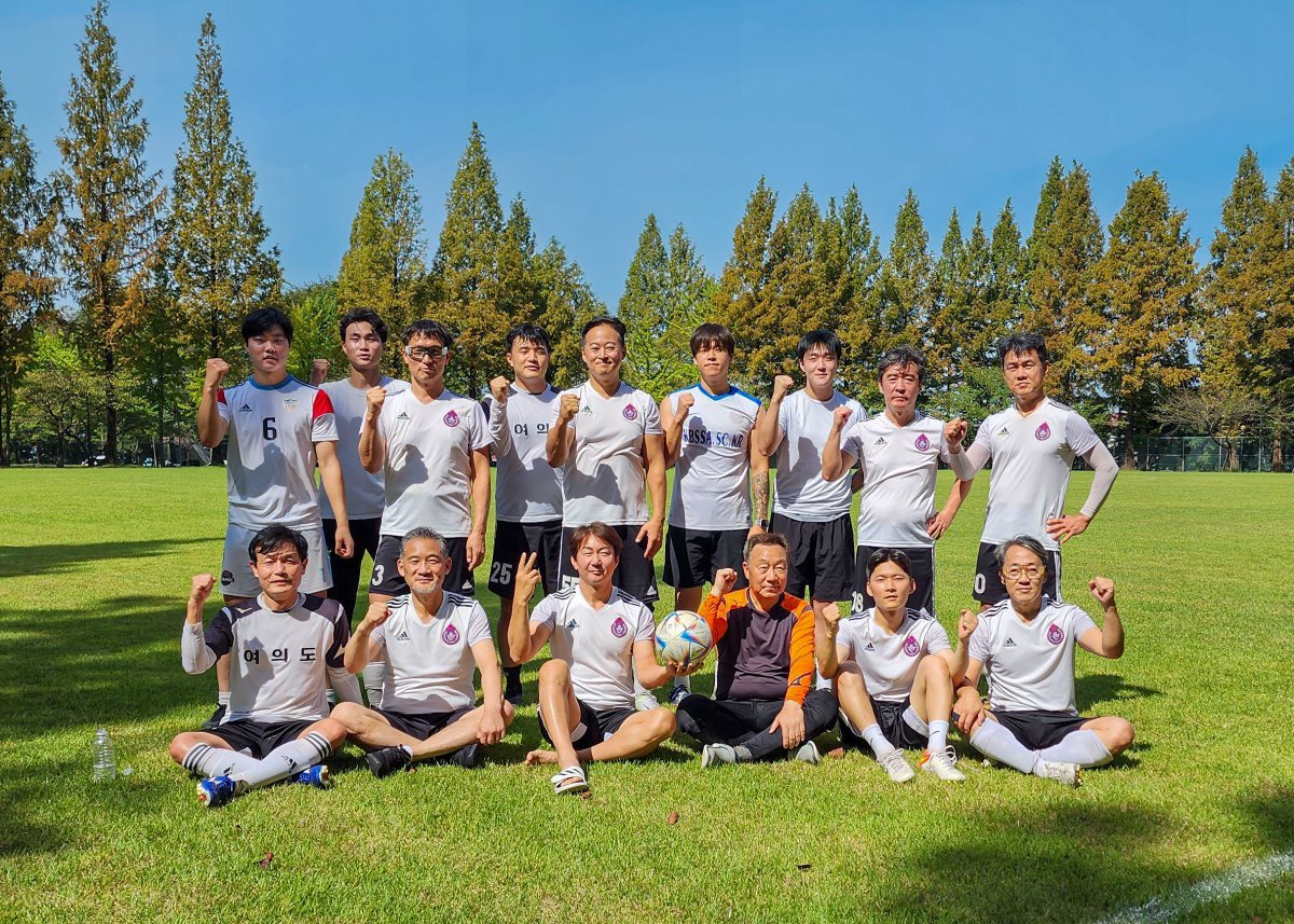 서울 여의도고 동문 FC 회원들. 앞줄 오른쪽에 오경욱 감독. 오경욱 감독 제공.