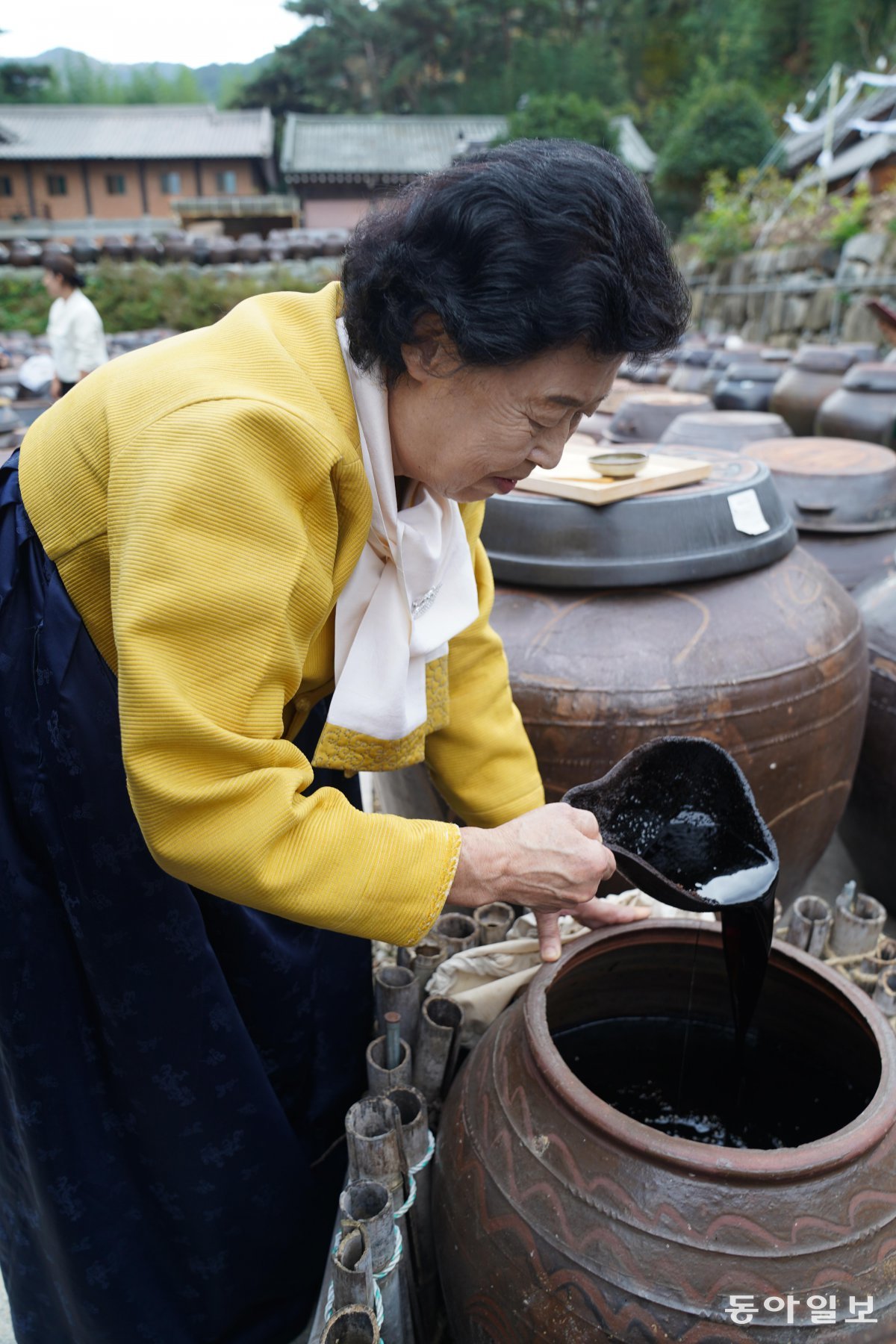 기순도 명인이 370년 된 씨간장을 보여주고 있다.