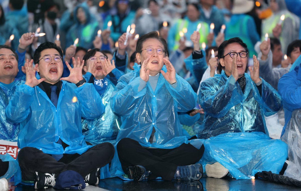 이재명 더불어민주당 대표가 16일 서울 종로구 광화문 앞에서 열린 ’김건희 윤석열 국정농단 규탄·특검 촉구 제3차 국민행동의 날‘ 집회에 참석해 함성을 외치고 있다. 2024.11.16.뉴시스