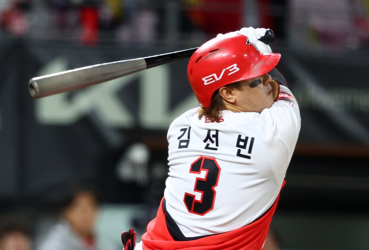 23일 광주 북구 광주-기아챔피언스필드에서 열린 2024 KBO 포스트시즌 한국시리즈 2차전 삼성 라이온즈와 KIA 타이거즈의 경기에서 5회말 1사 1, 3루 KIA 김선빈이 희생플라이를 치고 있다.뉴시스