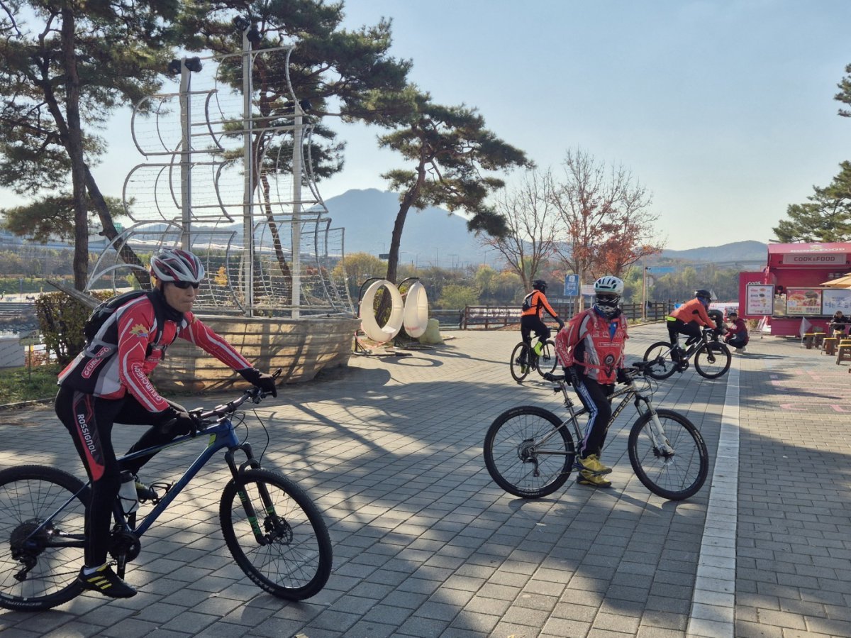 23일 낮 1시쯤 찾은 인천 계양구 아라뱃길(계양아라온)을 찾은 자전거 동호회원이 숨을 돌리고 있다. 2024.11.23./뉴스1