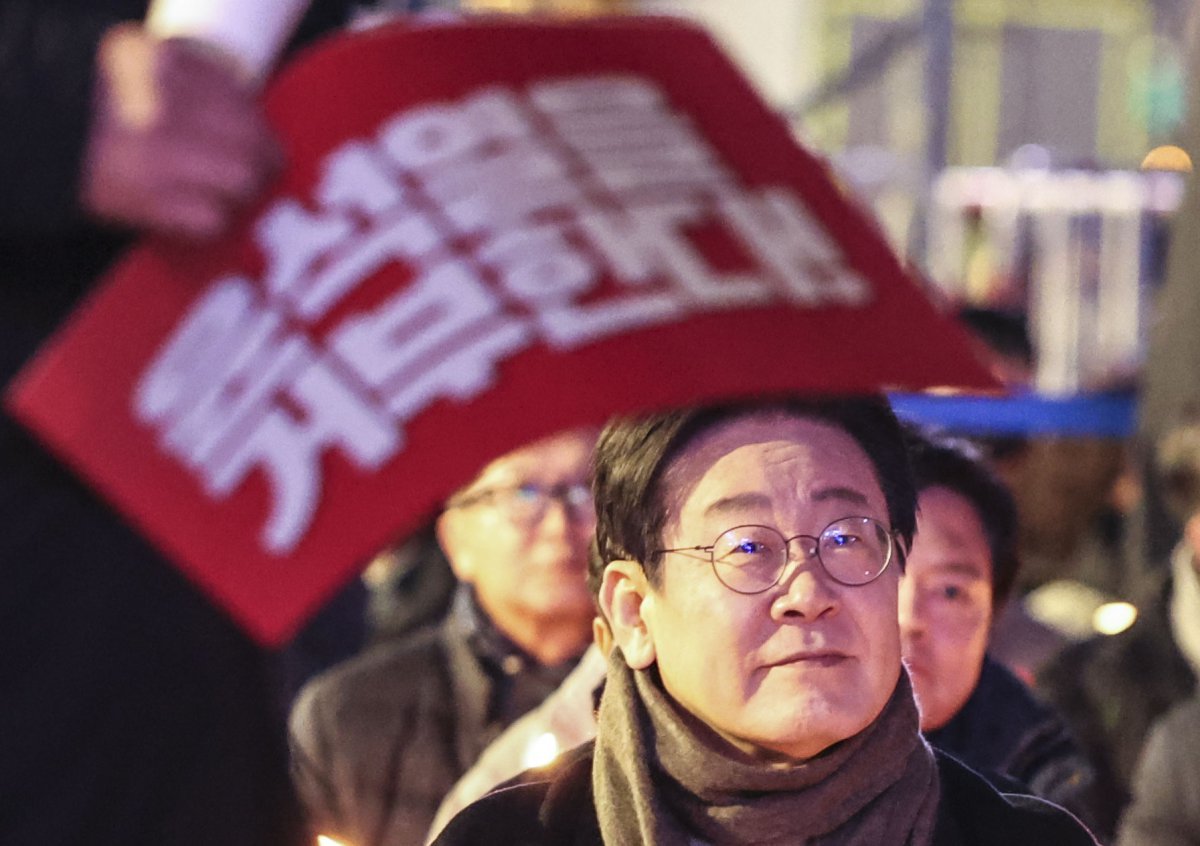 이재명 더불어민주당 대표가 23일 서울 종로구 광화문 광장에서 열린 ‘김건희-채상병 특검 추진! 국정농단 규명! 윤석열을 거부한다’ 2차 시민행진 집회에서 참석해 있다. 2024.11.23. 뉴시스.