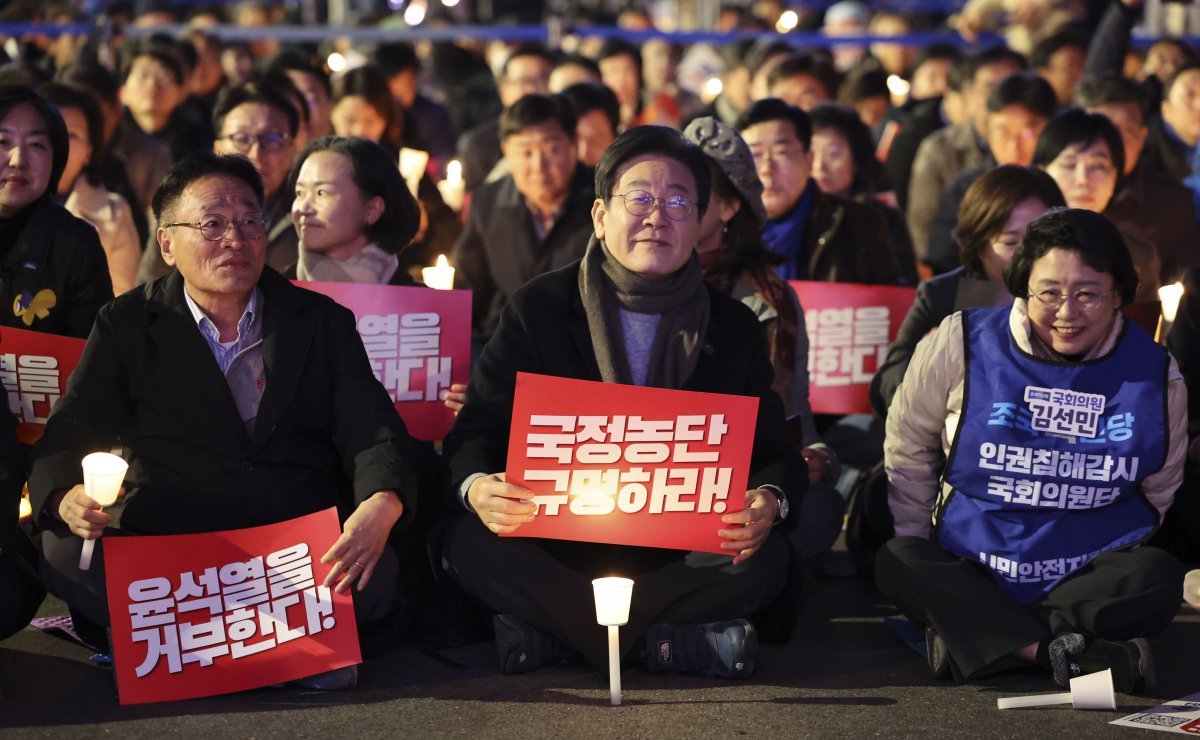 이재명 더불어민주당 대표가 23일 서울 종로구 광화문 광장에서 열린 ‘김건희-채상병 특검 추진! 국정농단 규명! 윤석열을 거부한다’ 2차 시민행진 집회에서 참석해 있다. 2024.11.23. 뉴시스.